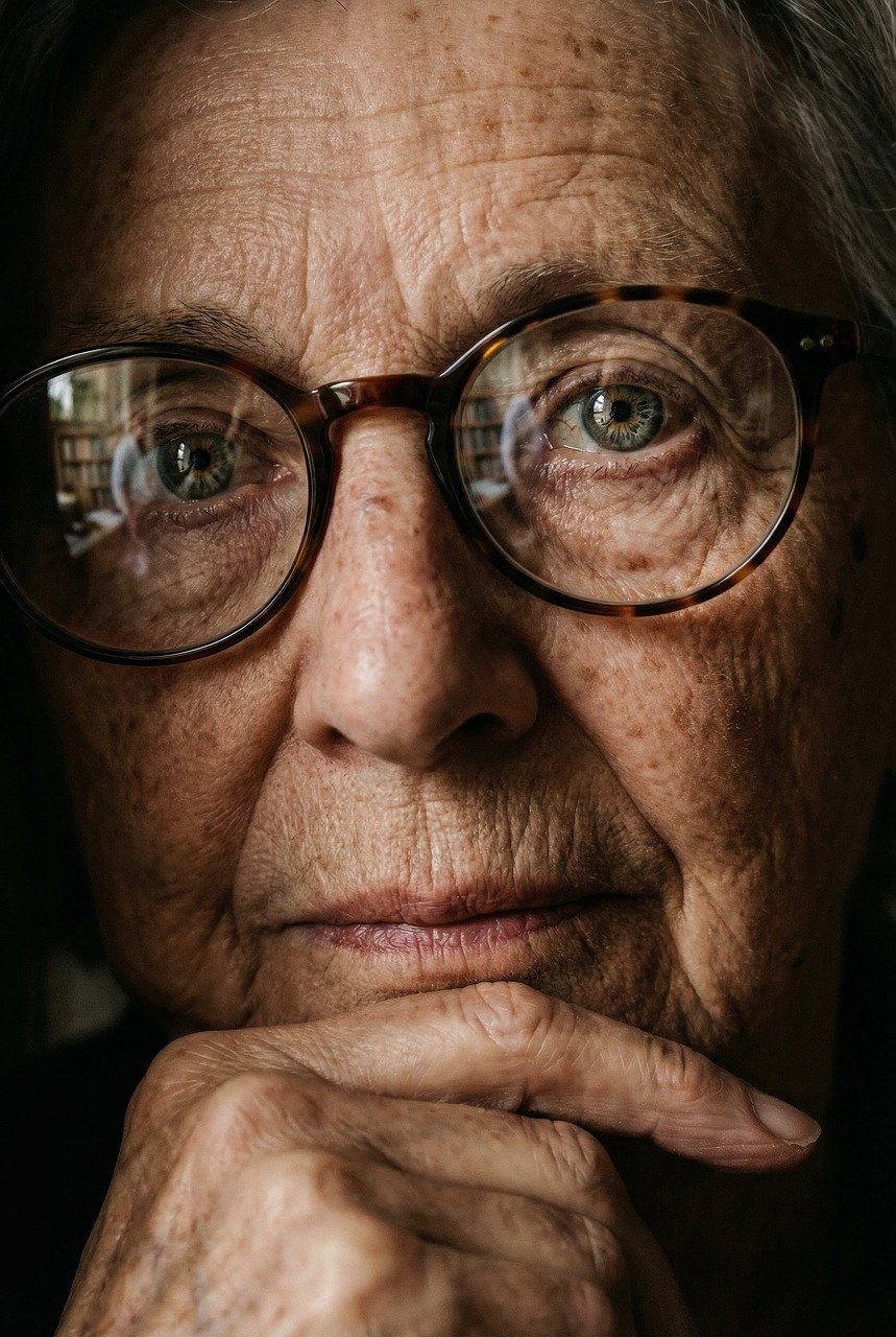 Regard apaisé d'un senior à travers ses lunettes — Octopouce, aide administrative à domicile